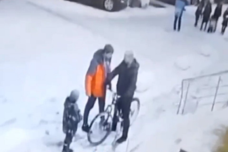     Следком возбудил дело по факту инцидента. Скриншот видео из паблика Barnaul22