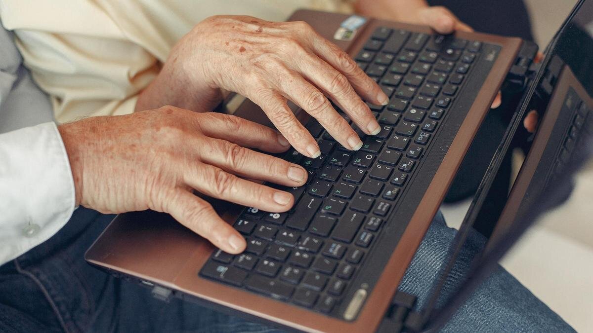   Пожилая пара использует ноутбук:freepik.com/prostooleh
