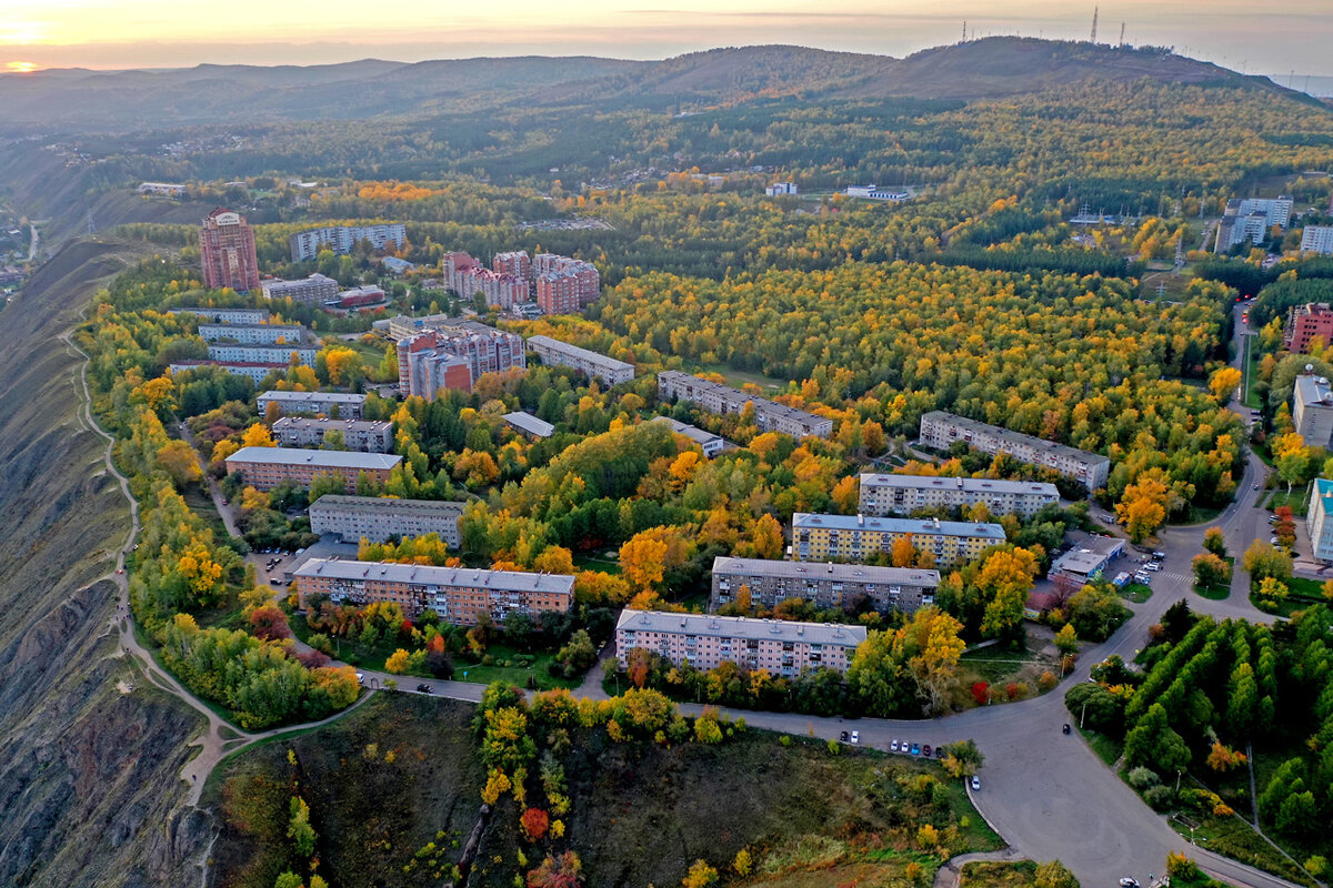 Академгородок красноярск. Красноярский Академгородок. Новый Академгородок Красноярск. Академгородок Красноярск хрущёвки. Самый зеленый город.