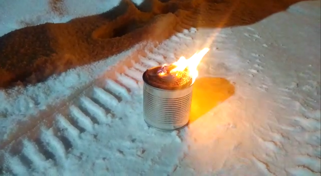    Блиндажная свеча горит исправно. Скриншот видео, опубликованного на телеграм-канале «Полевая кухня-89». t. me/borhmamaMaha89