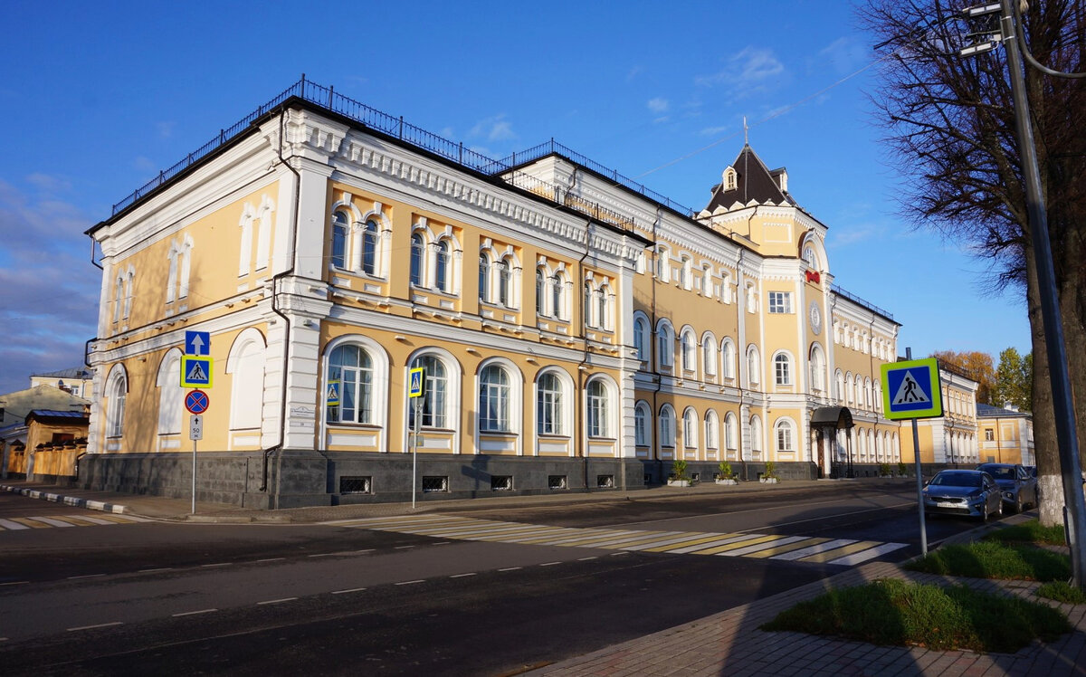 Дворцы Ярославля. «Русский терем» с видом на Волгу - презент города к  300-летию дома Романовых | Наши воскресные маршруты | Дзен