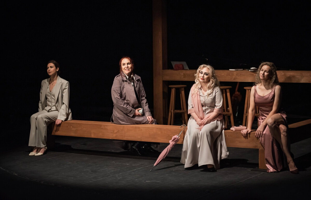 Наталья Артюхова  ( с зонтиком) 