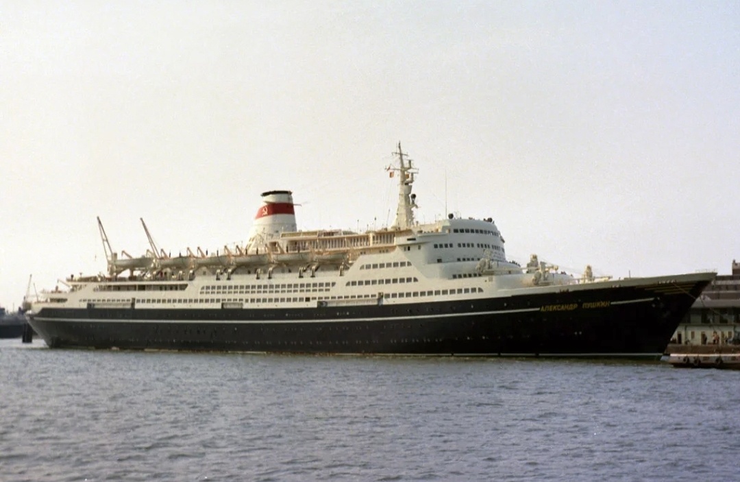 Круизный лайнер "Александр Пушкин"