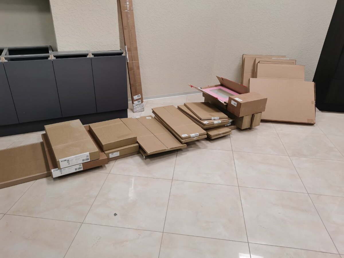 А это пока упакованная кухня.