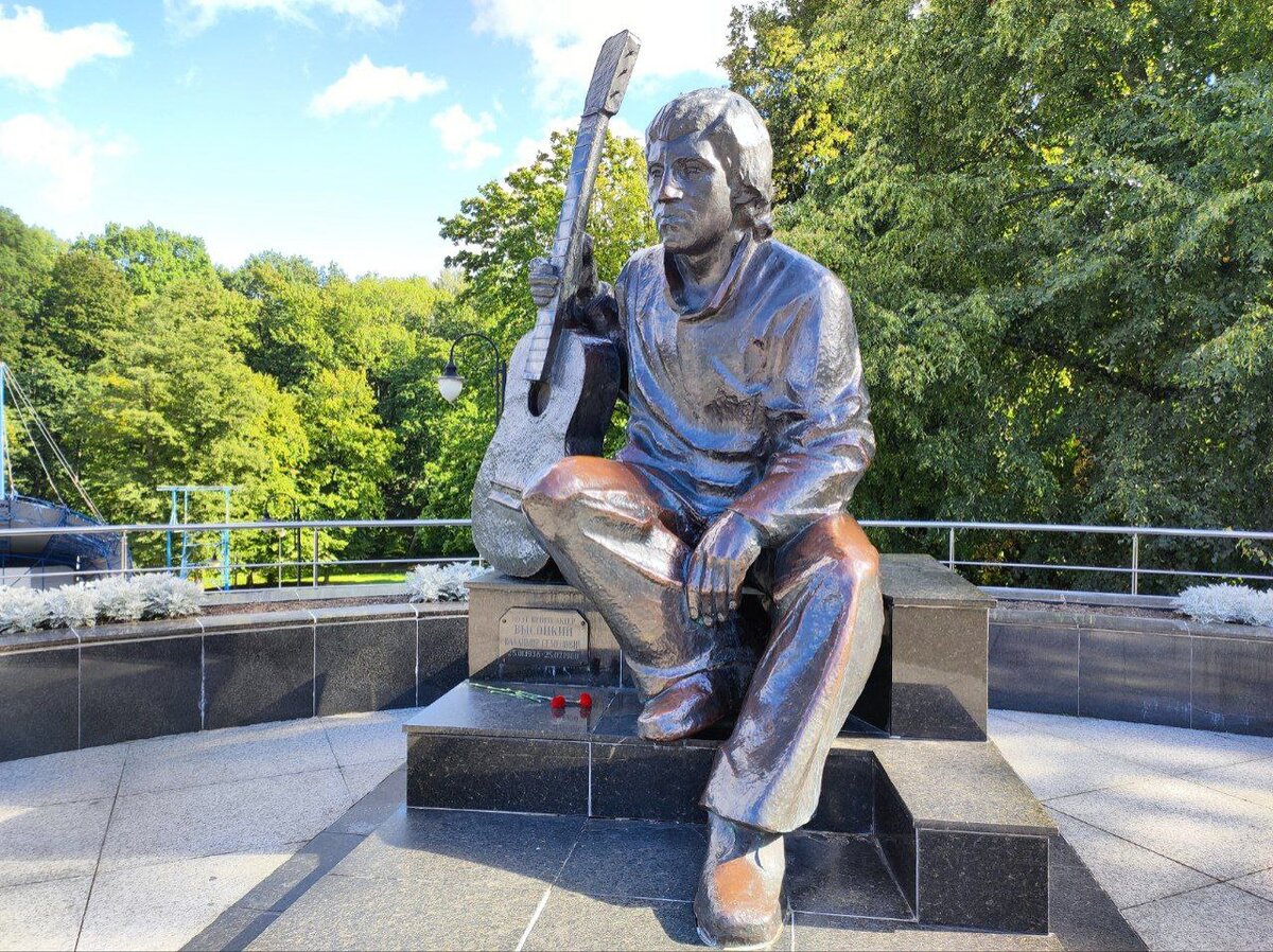 Памятник Владимиру Высоцкому в Калининграде. Источник — dzen.ru/pa_myatnik