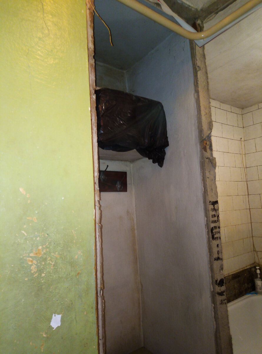 Кладовка слева от ванной комнаты
