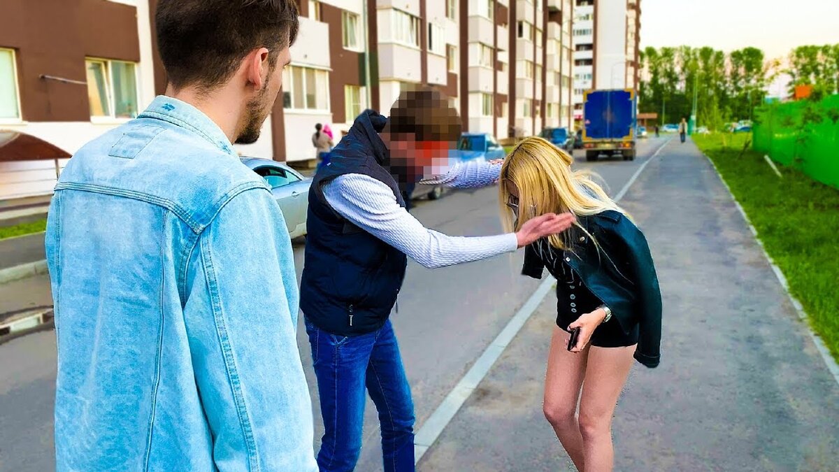 Они там стоят. Девушка пристает к мальчику. Приставать к человеку. Девушка пристает к парню. Пристают к девушке на улице.