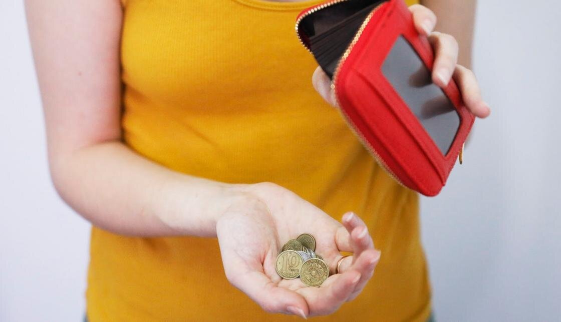    Девушка держит в руках монеты:NUR.KZ/Петр Карандашов