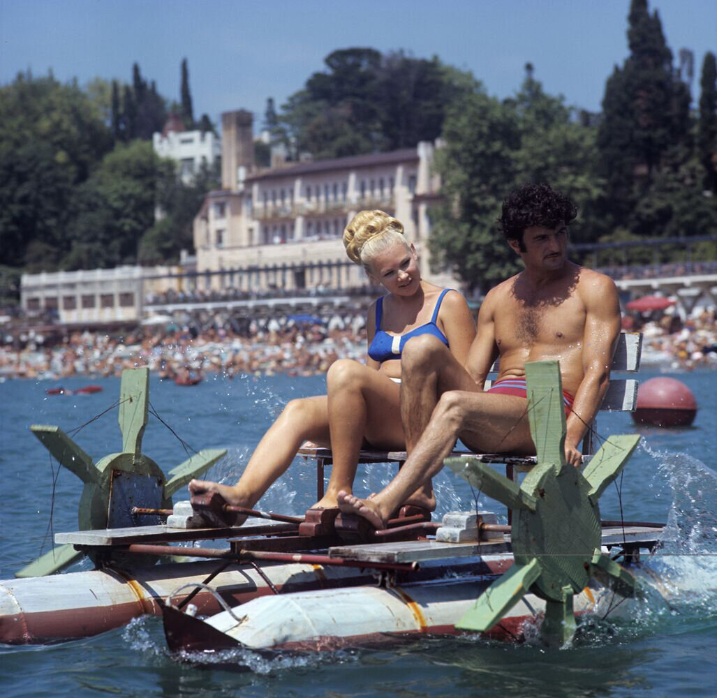    Прогулка на водном велосипеде. Пляж «Ривьера» в Сочи, 1970 год