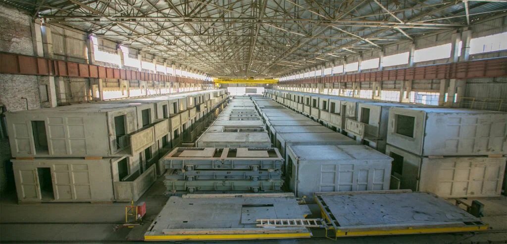 Вот так, на заводе, перед вывозом на монтаж дома, были складированы готовые блок - комнаты.