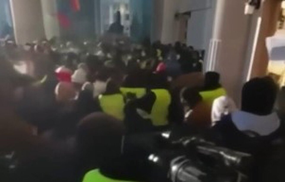     Протестующие в столице Монголии ворвались в Дворец Правительства  Кадр видео