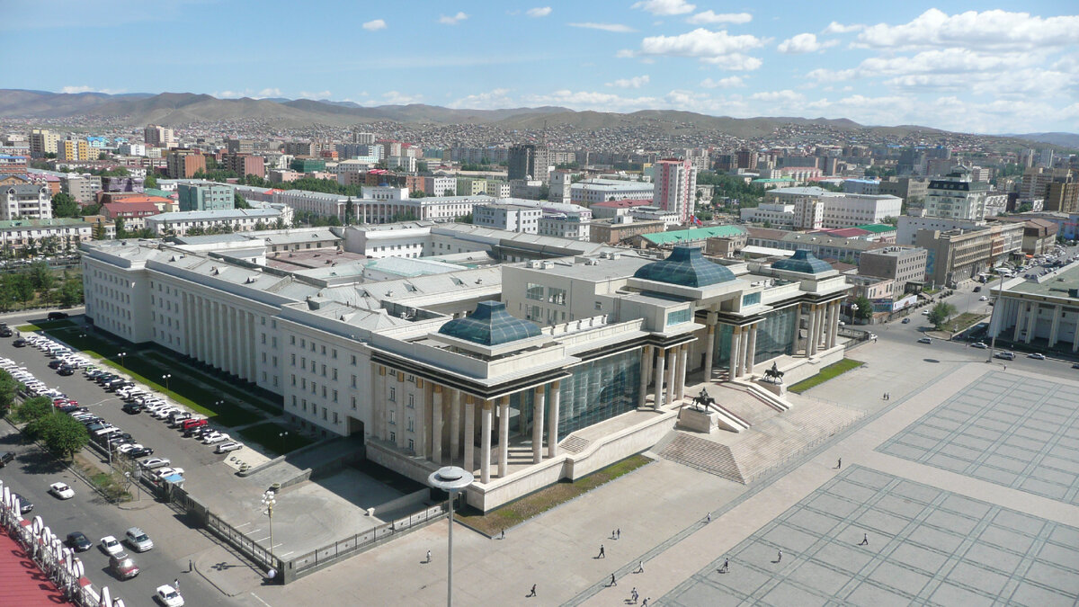 Панорама перед Дворцом Правительства в Улан-Баторе.  фото: картинки яндекса.