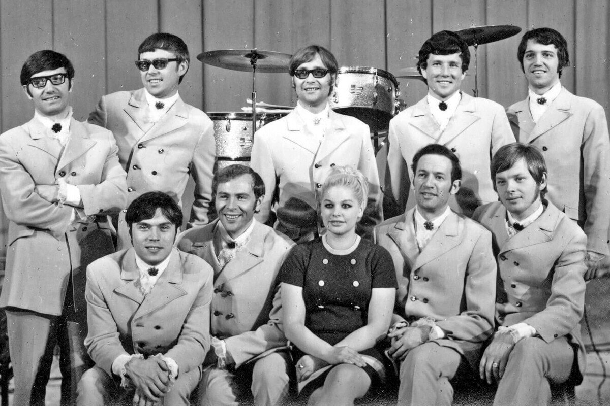 В ВИА "Поющие гитары" Антонов выделялся модностью, талантом и неуживчивостью.