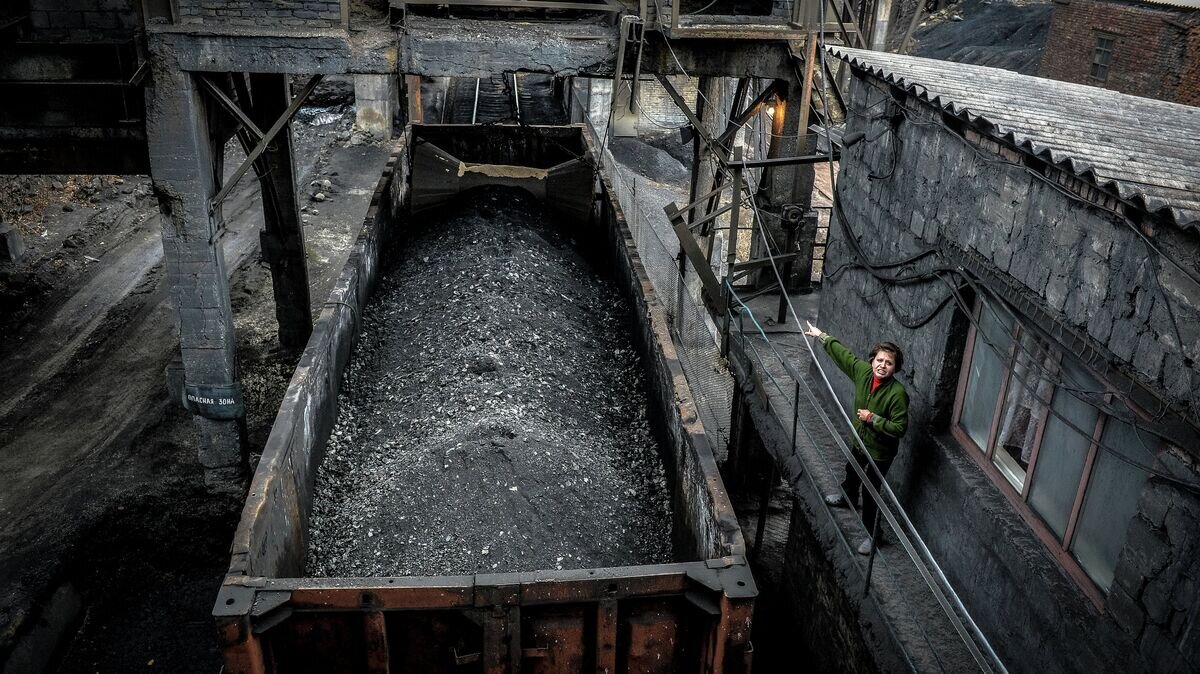    Отгрузка угля в вагоны на шахте имени Челюскинцев в Донецке© РИА Новости / Алексей Куденко