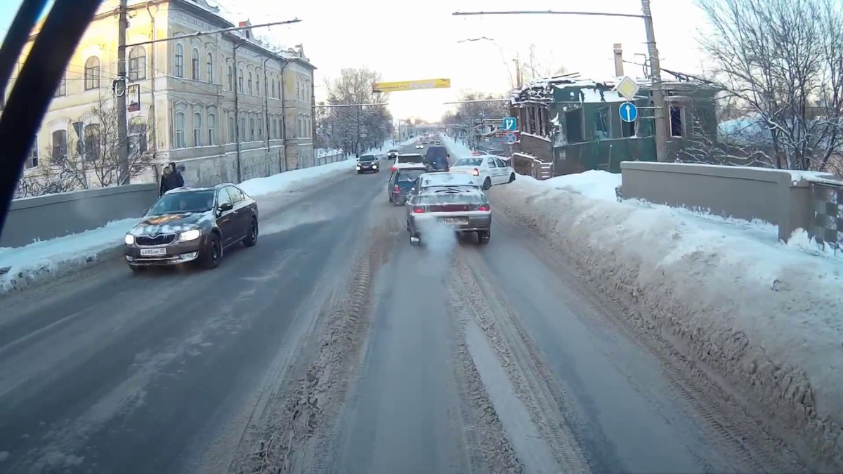 если разметка занесена снегом. разметка под снегом. если разметка занесена снегом. машина нарушает пдд. под снегом не видно разметки на дороге.