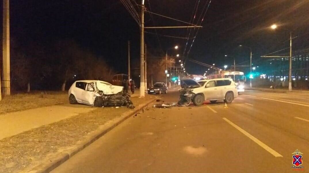     Один из водителей погиб в столкновении KIA с Lexus в Тракторозаводском районе Волгограда. Еще двое пассажиров, среди которых подросток, получили травмы.