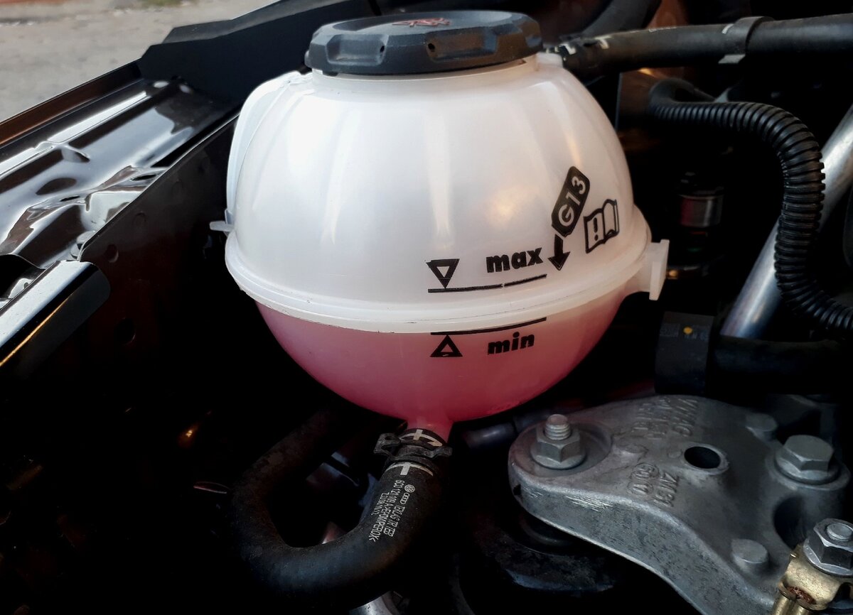 4. Расширительный бачок на saab 9-3. Расширительный бачок антифриза b48 f30. Сколько в расширительном бачке должно быть антифриза. Уровень антифриза в расширительном бачке мазда 3 2016 года.