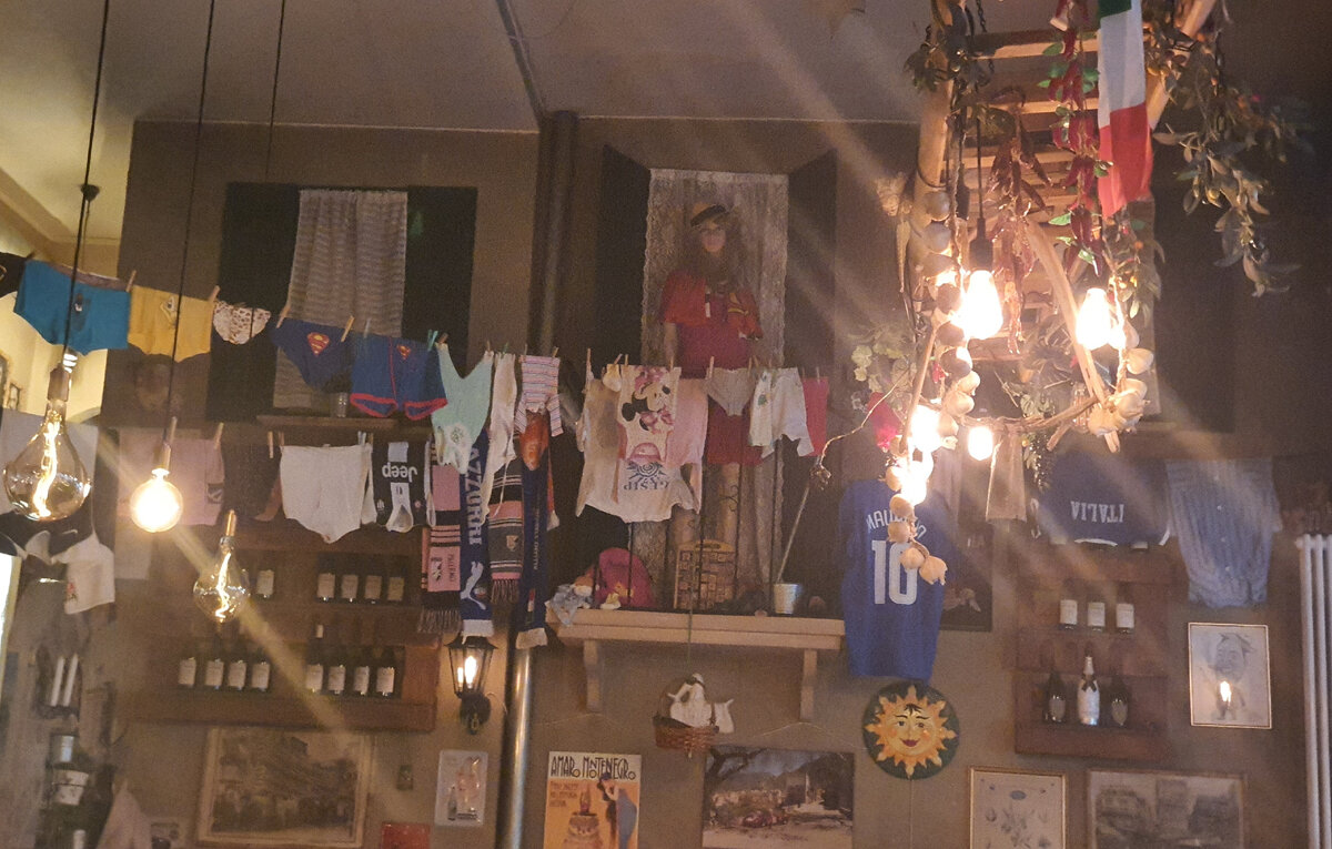 Кажется, чуть перебор со шляпой... А может, они после пандемии - вообще в масках?)