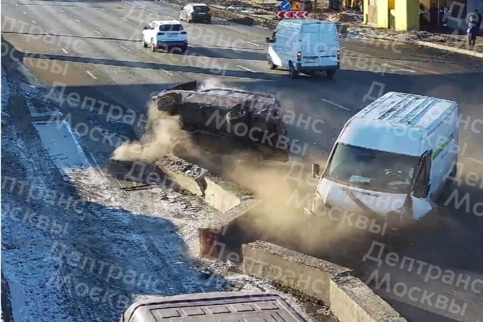     Момент столкновения микроавтобуса и легковушки на МКАД попал на видео Фото: стоп-кадр из видео