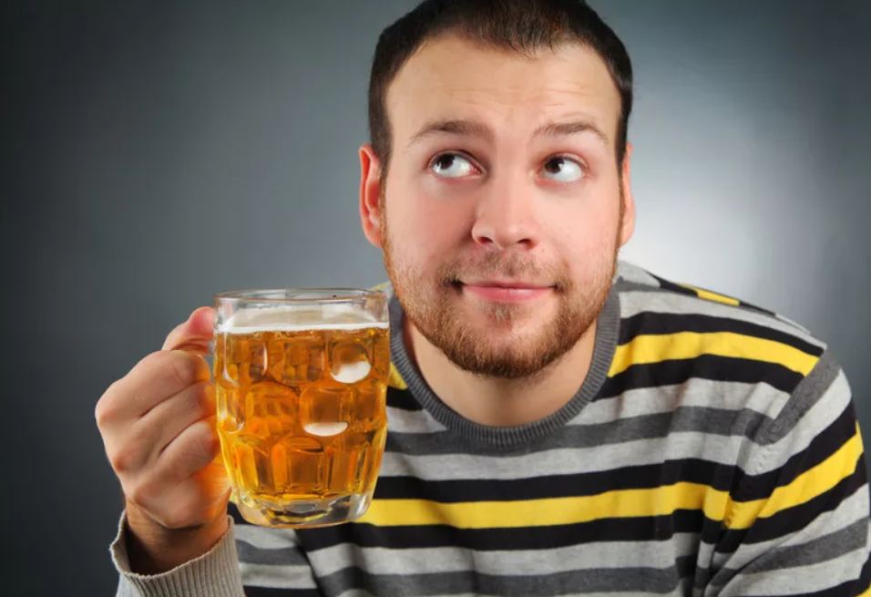 Пиво воняет. Человек с пивом. Мужчина с пивом. Пить пиво. Мужчина пьющий пиво.