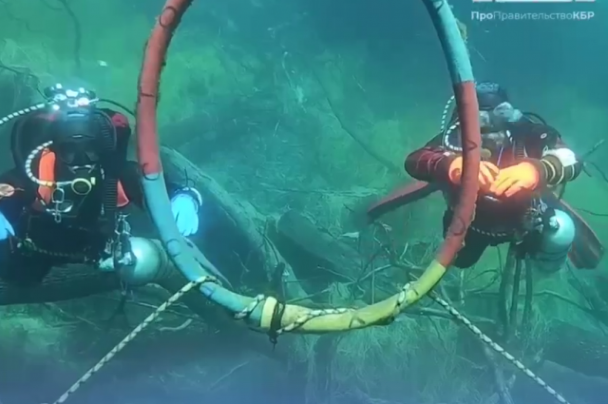    Дайверы из Брянска нашли каменный колодец в Голубом озере в КБР