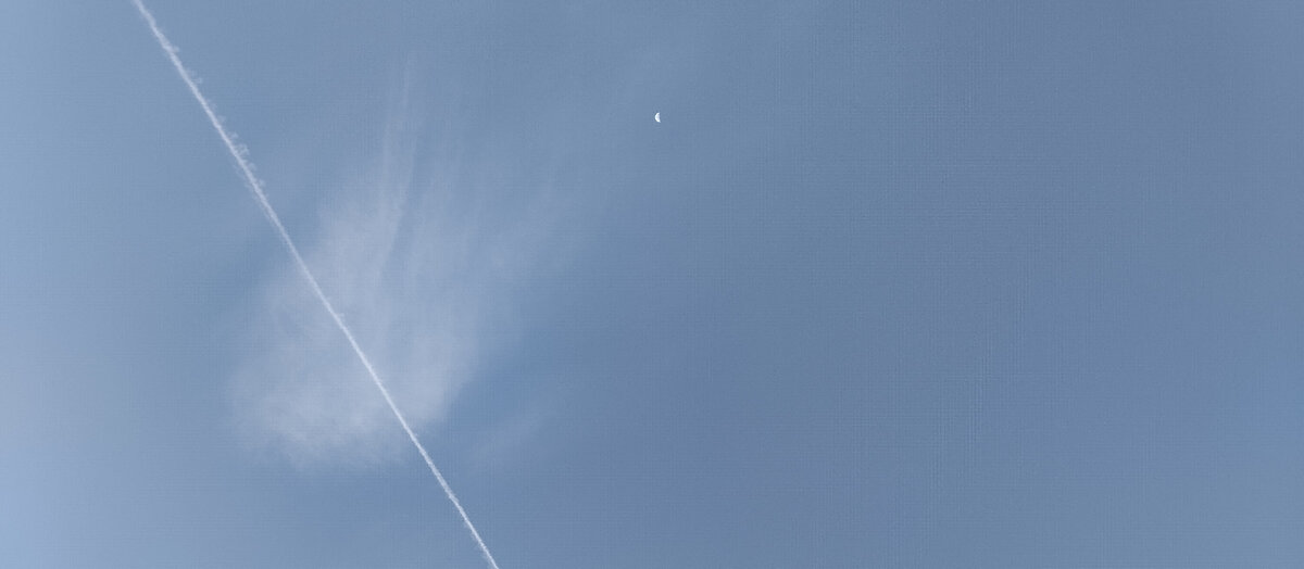 Интересные облака попались по ходу движения самолёта. 