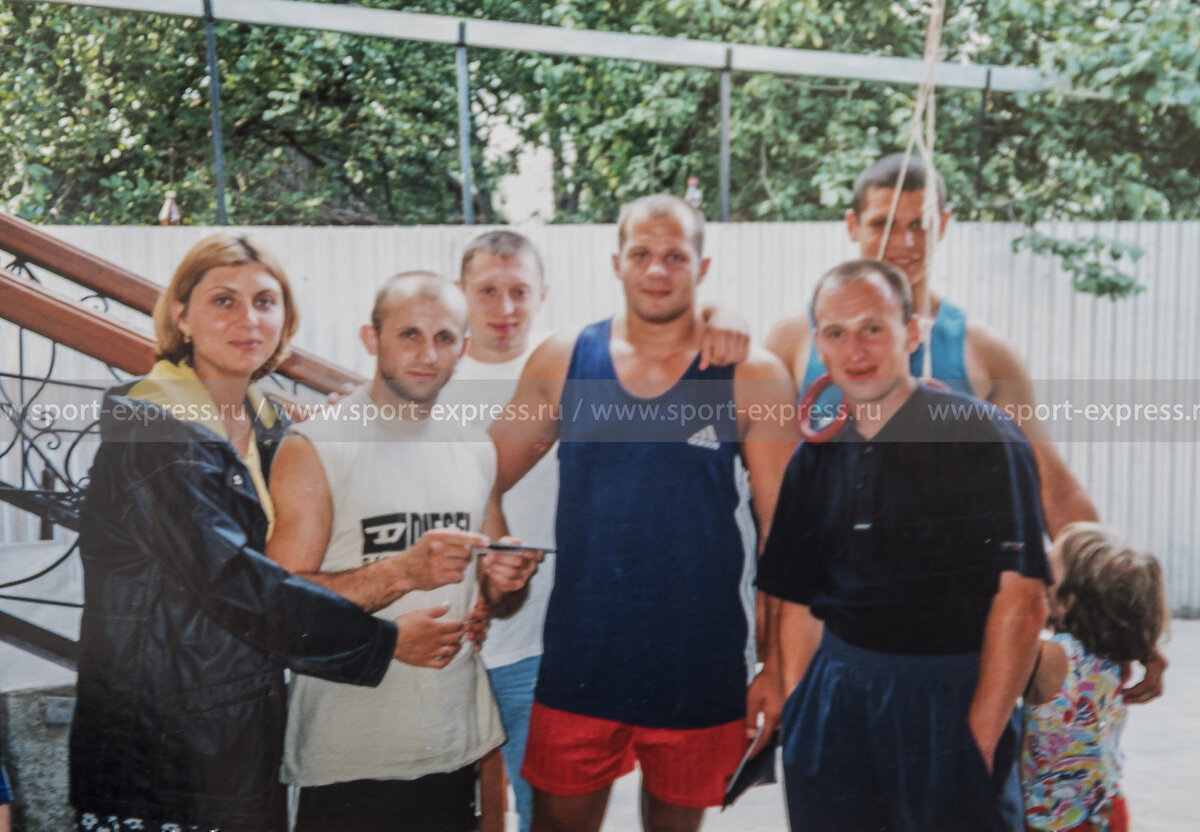 Андрей Былдин (второй слева), Игорь Сысуев (третий слева), Федор Емельяненко (в центре), Роман Костеников (справа, на заднем плане). Фото из личного архива Андрея Былдина для «СЭ» 