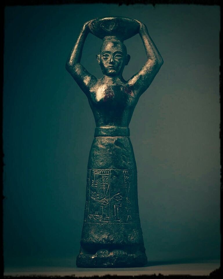 Царь Ур-Намму, изображённый с корзиной строительной глины на голове.