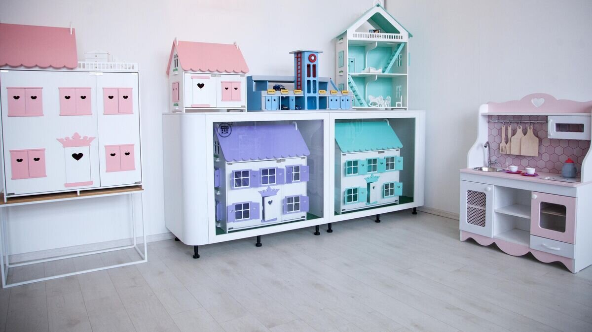    Производство детских кукольных домиков в Тюмени© РИА Новости / Наталья Горшкова