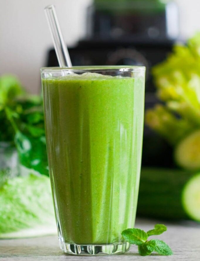 Смузи с киви,зеленым яблоком, огурцом, ростками руколлы,вода- отличный суперфуд