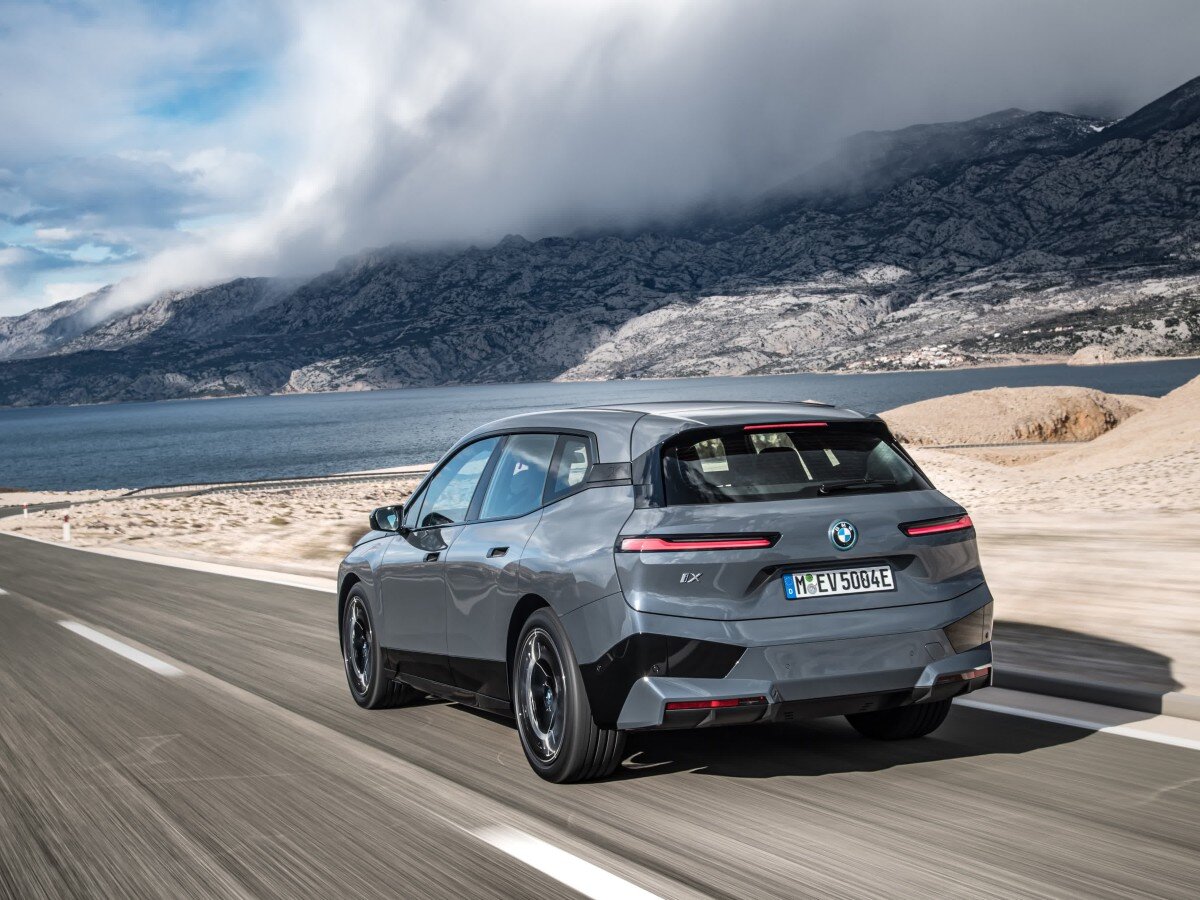    BMW разработала технологию зарядки электрокаров от «лежачих полицейских»