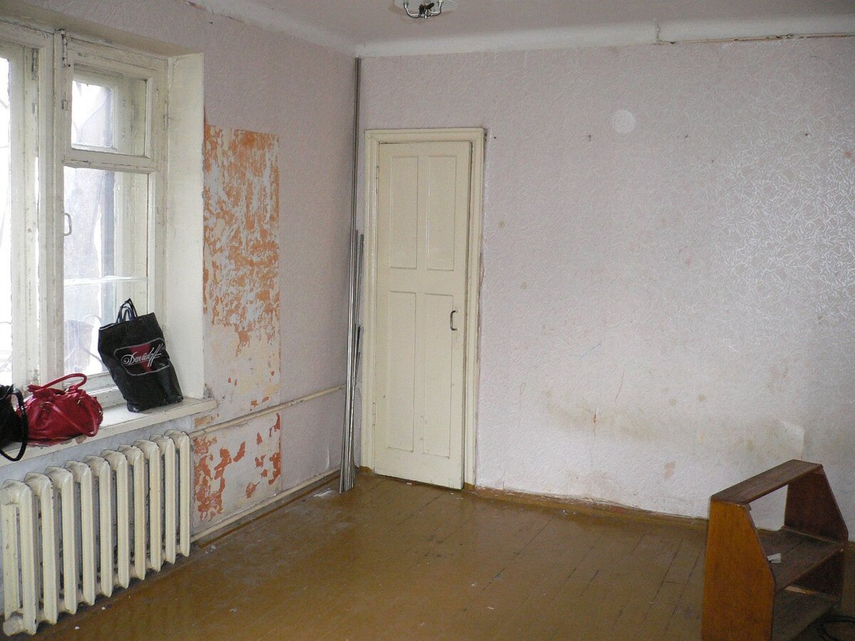 Часть комнаты, туалет даже показывать не буду. Там совсем ужасно.