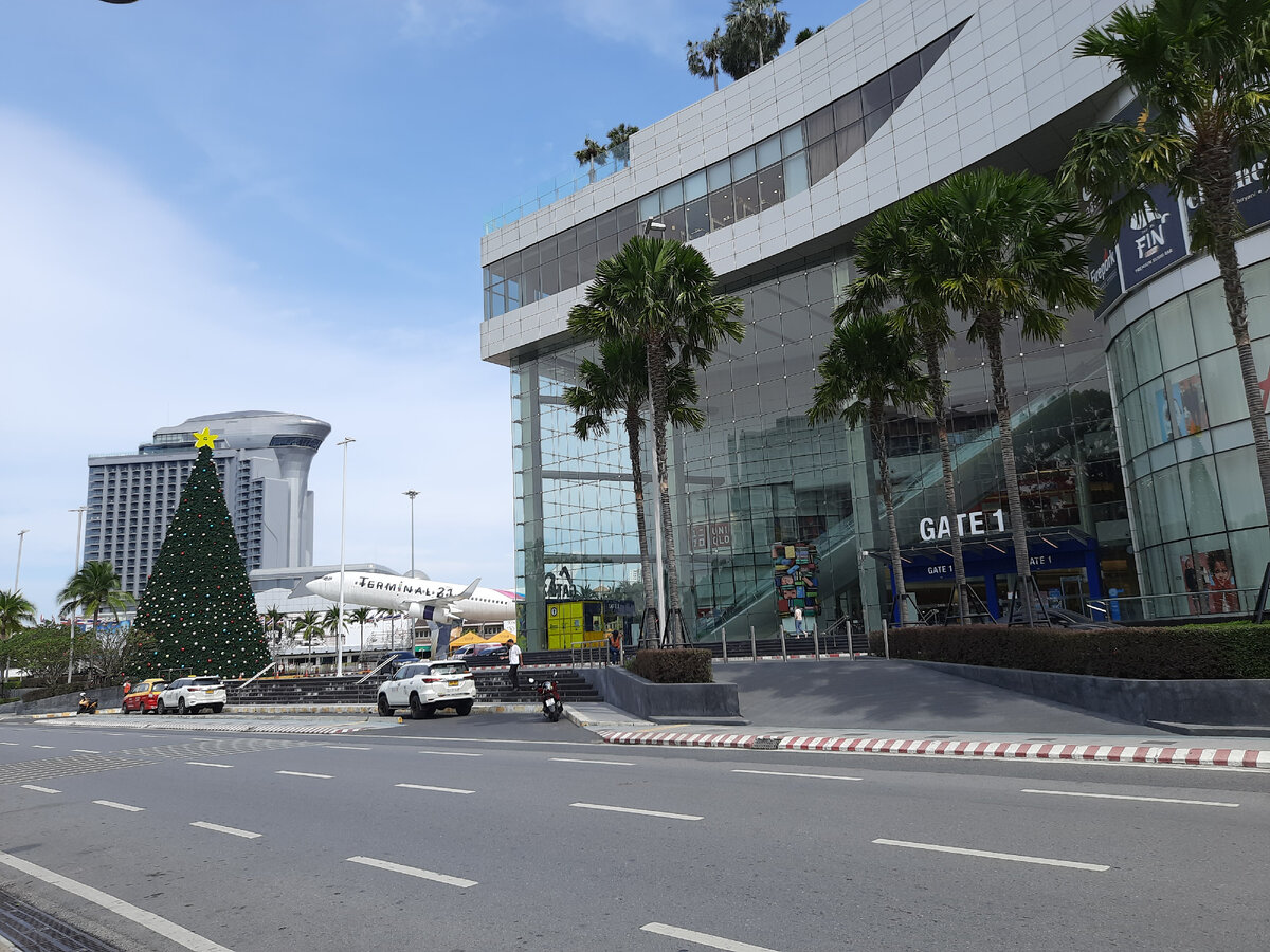 Наверное, самый известный в городе торговый центр Terminal 21