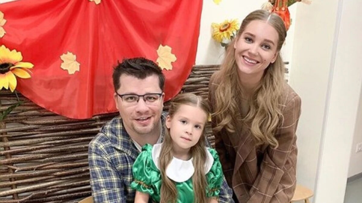 Гарик Харламов, Кристина Асмус и их дочь. Фото: страница звезд