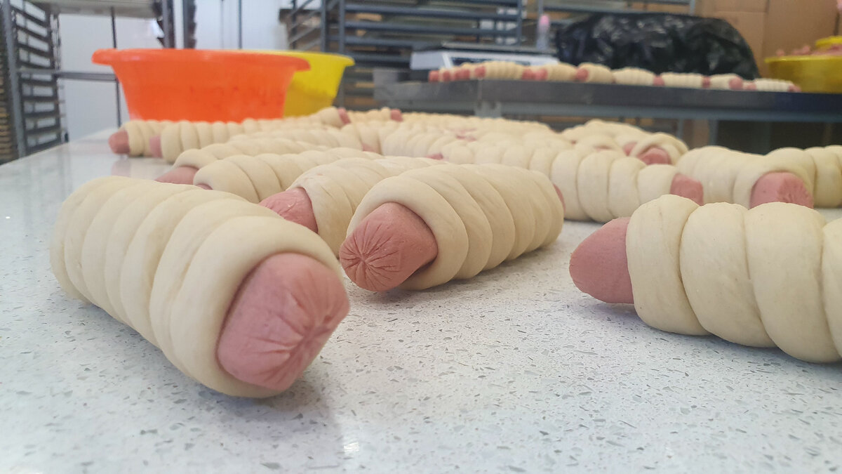 Взгляните, что придумал технолог из Уссурийска. На автоматизированной линии, они умудряются изготавливать, вот такие сосиски в тесте