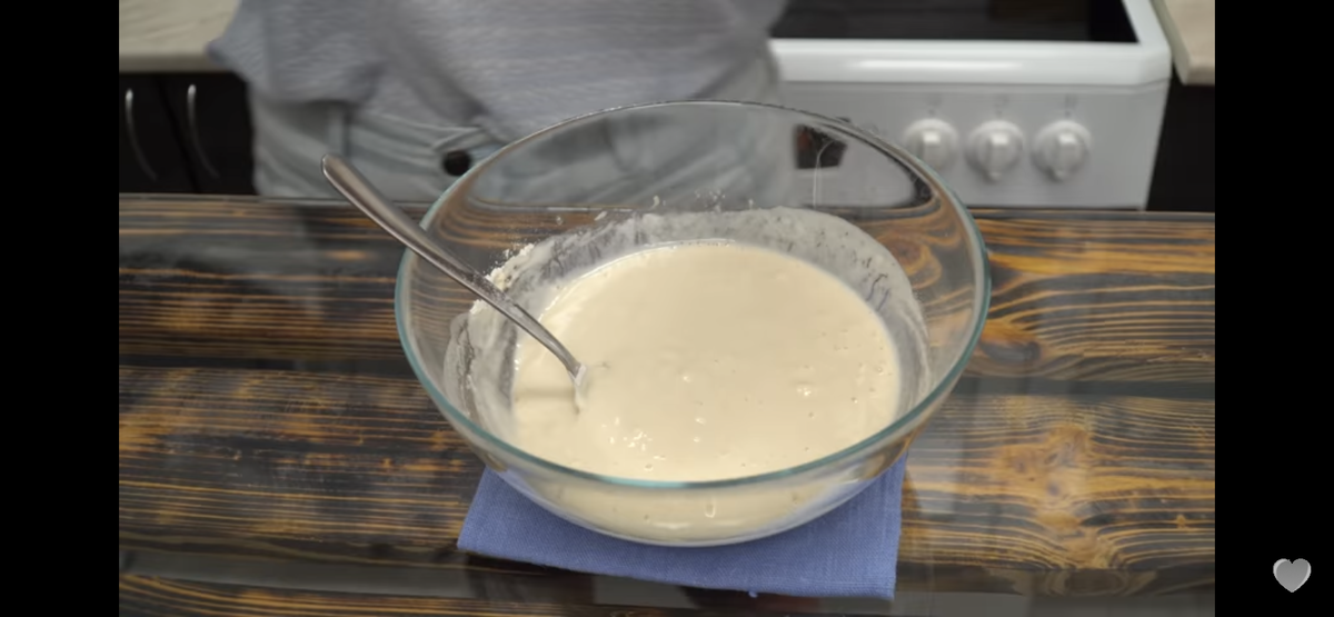 Для опары смешиваем: теплую воду, сахар и дрожжи. Просеиваем часть муки до консистенции оладушек, примерно 150 грамм, и перемешиваем. Если опара начала пузырится, то значит дрожжи активные. Если в качестве своих дрожжей не уверены, то их можно проверить, оставив опару на 15 минут в теплом месте, она должна подняться шапочкой.