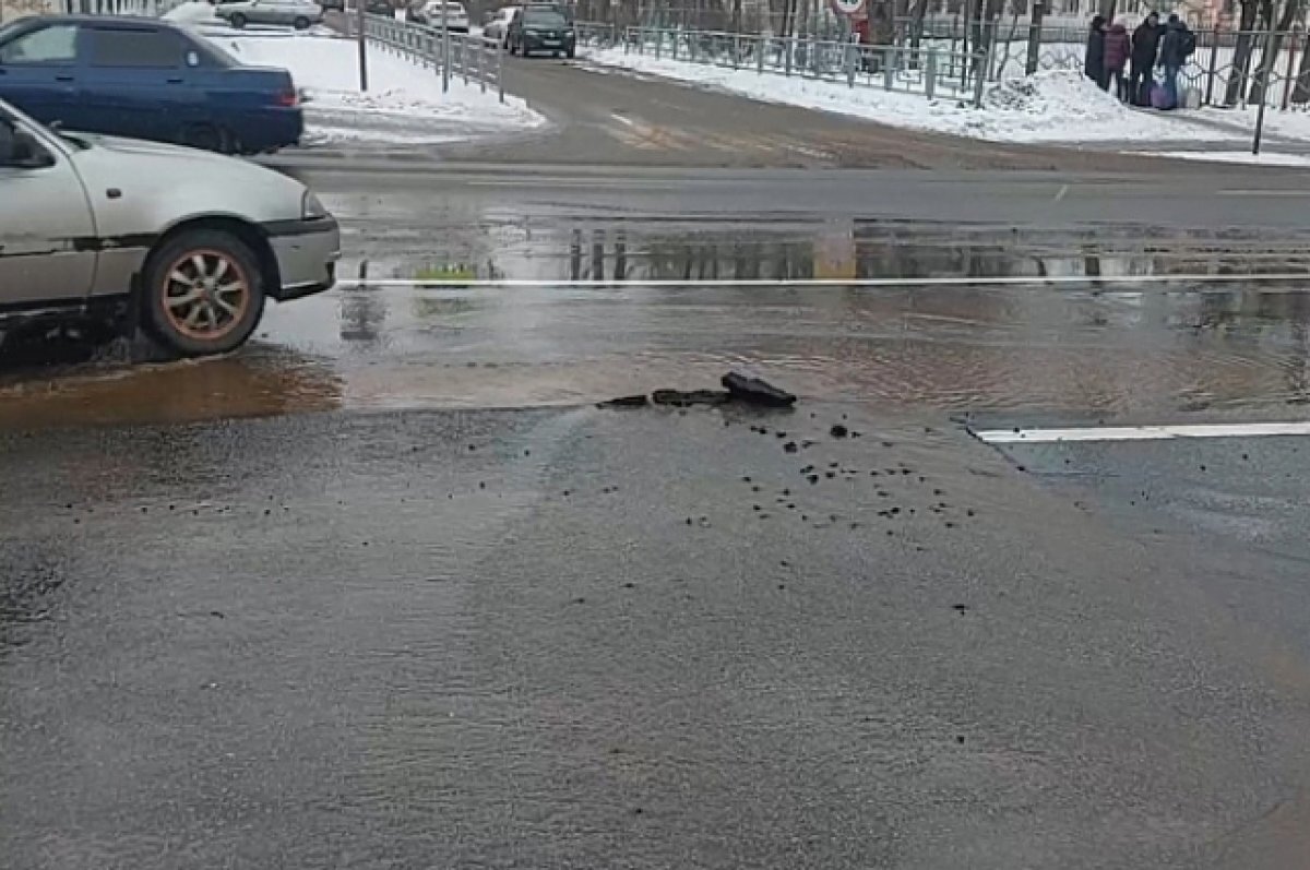   В Твери из-за прорыва в коммунальных сетях водой залило перекресток