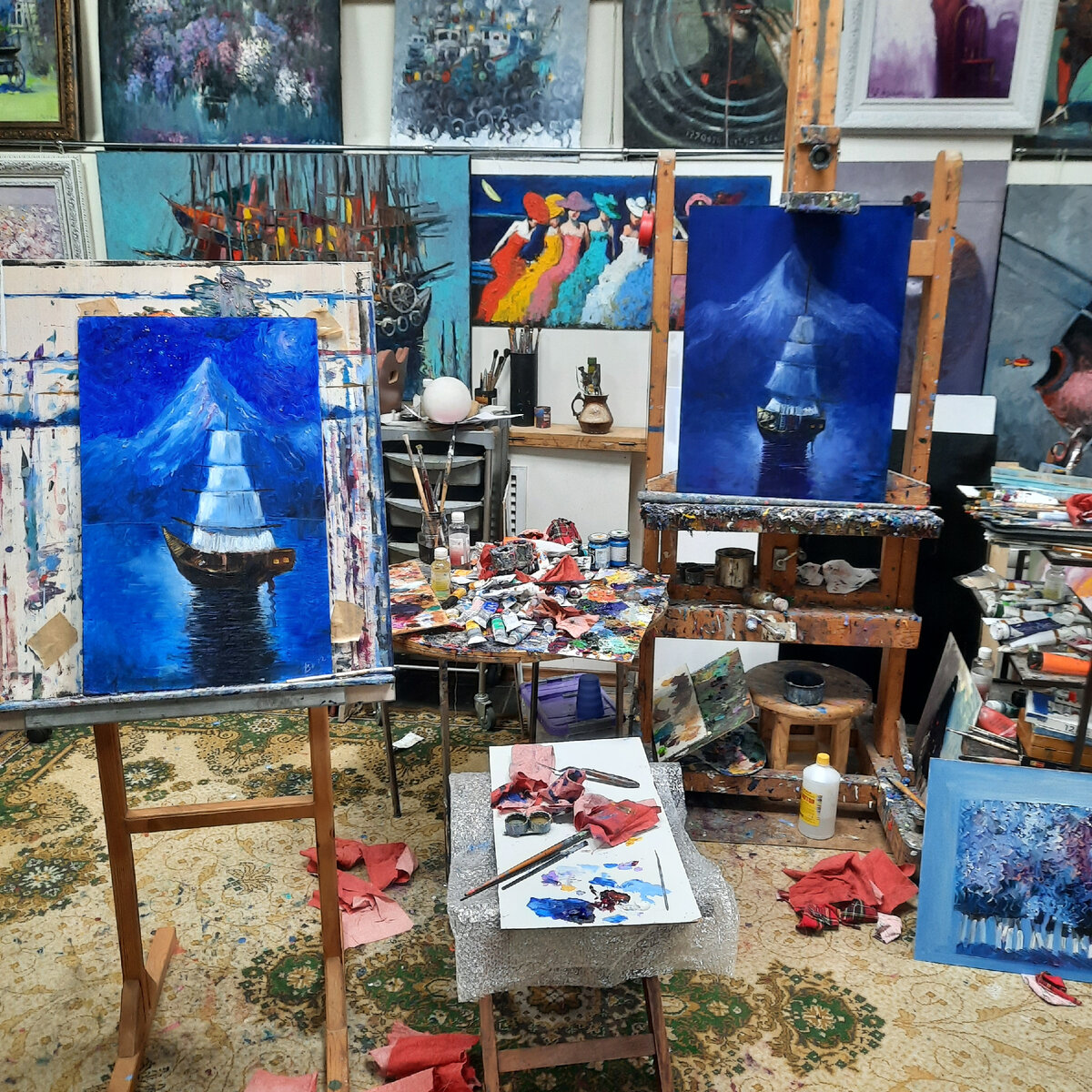 Работа нашей ученицы находится слева, художника - справа.