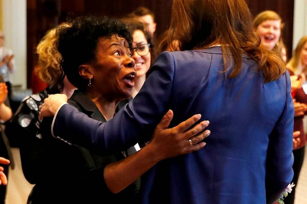    Кейт Миддлтон обняла врачаСоцсети