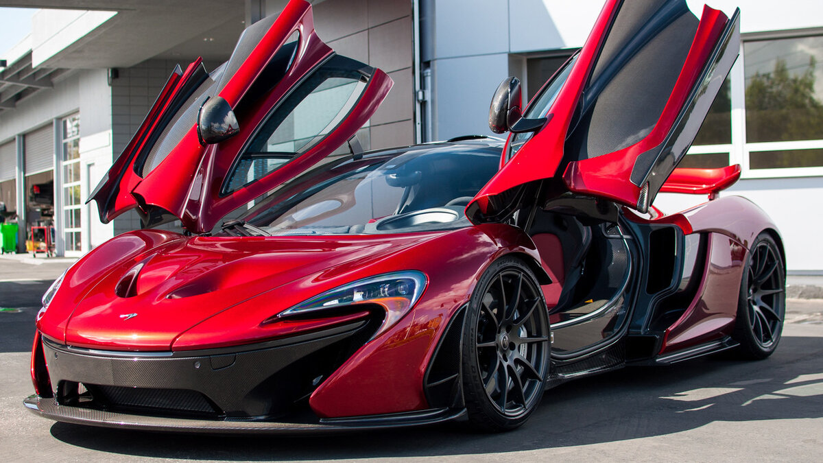 1. McLaren P1 LM Этот автомобиль стоимостью 3,6 миллиона долларов (примерно 265 миллионов рублей) создан подразделением британской компании McLaren и доведен до ума компанией Lanzante.

Доведение до ума сводится к тому, что базовая версия McLaren P1 ”похудела” на 60 килограмм, а мощность двигателя увеличилась до 968 лошадиных сил.