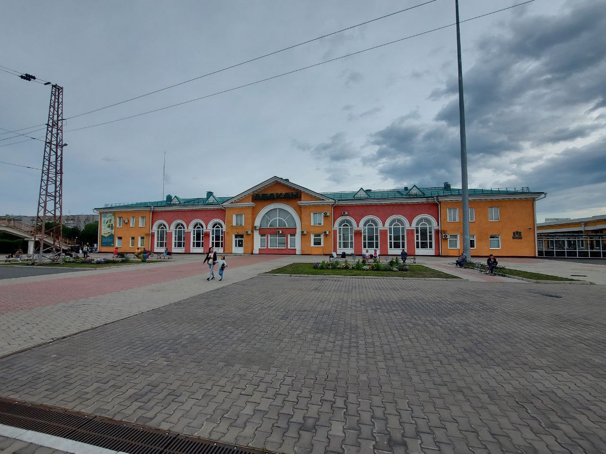 Вид на вокзал со стороны платформ