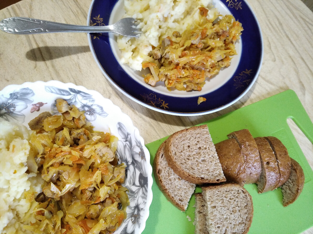 тушеную с мясом капусту мы очень любим и едим почти каждую неделю) на гарнир вкуснее всего пюре из картошки или чечевица