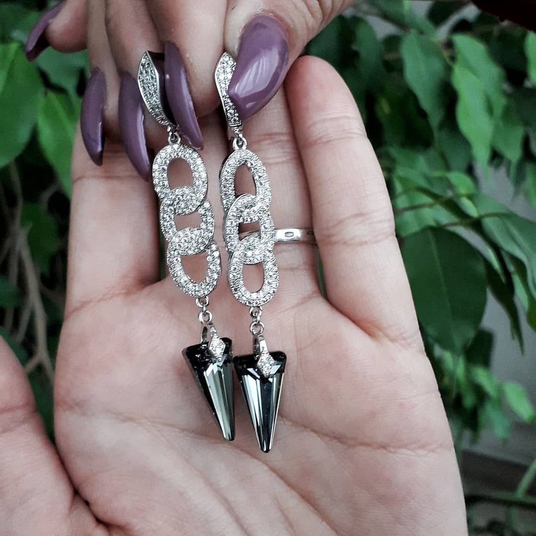 Серьги с кристаллами Swarovski на английском замке и коннектором в виде цепи