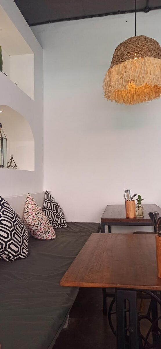 Везде удобные диванчики и плетеные торшеры