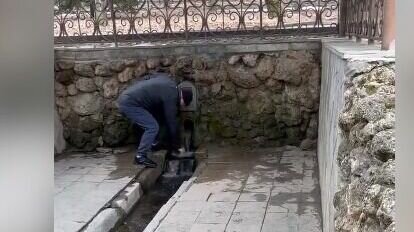     В Кисловодске неизвестный мужчина помыл обувь в Свято-Никольском источнике, сообщили очевидцы в соцсетях.