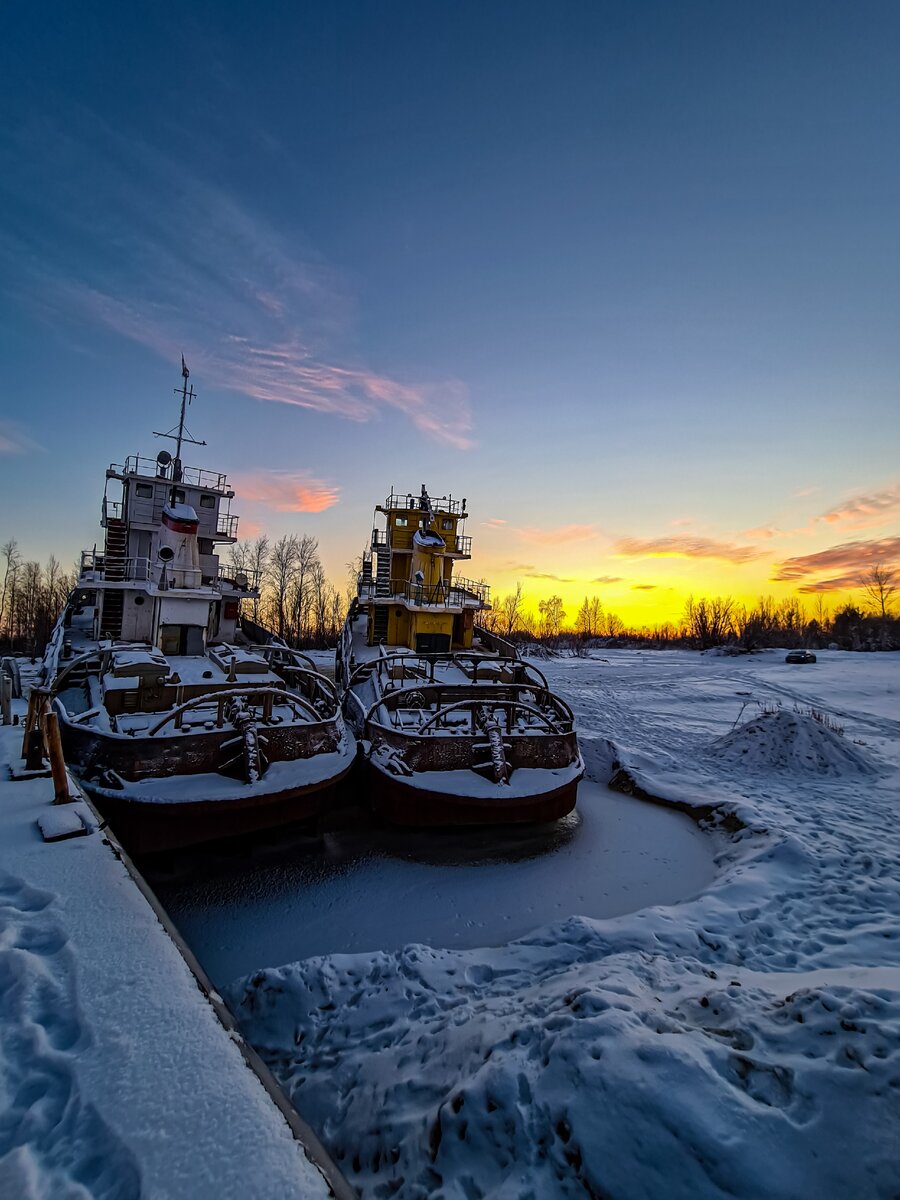Раньше до них можно было добраться только на квадроцикле в конце лета или осенью, первые два месяца лета дорога затоплена, или на снегоходе зимой