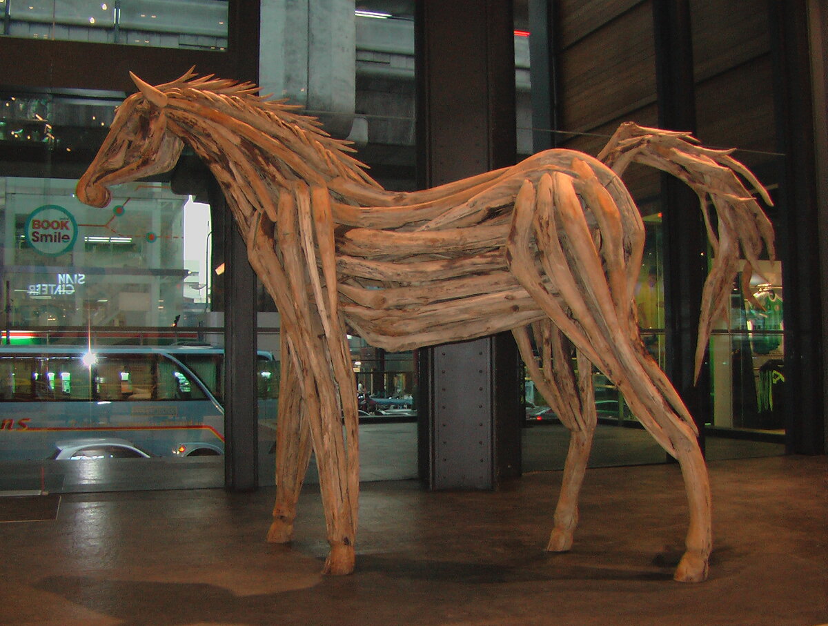 Централ Ворлд. Наполнение пространства - скульптура коня