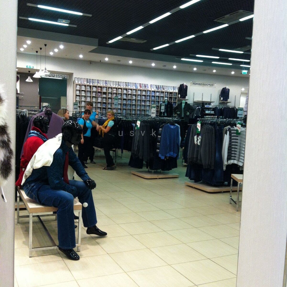 Кажется там покупатель? Да нет, это манекены!