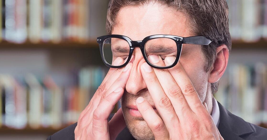 Пейте настойку из плодов и семян лимонника на 70% спирте. Это средство способно повернуть процесс потери зрения вспять, если принимать его по 20/30 капель за 15-20 минут до еды 2-3 раза в день со строгой регулярностью. Необходимо помнить, что настойка лимона сильнодействующие средство, поэтому следует делать перерывы в приёме, т.е. принимать лекарство 1,5-2  недели и только через неделю вновь повторить лечение.