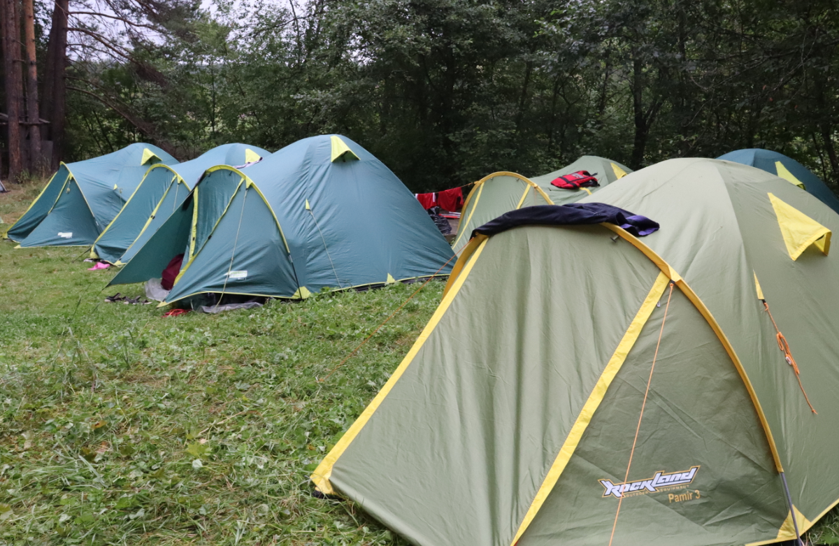 Моя любимая стояночка за камнем Дождевым. Как раз для нашей "маленькой банды"